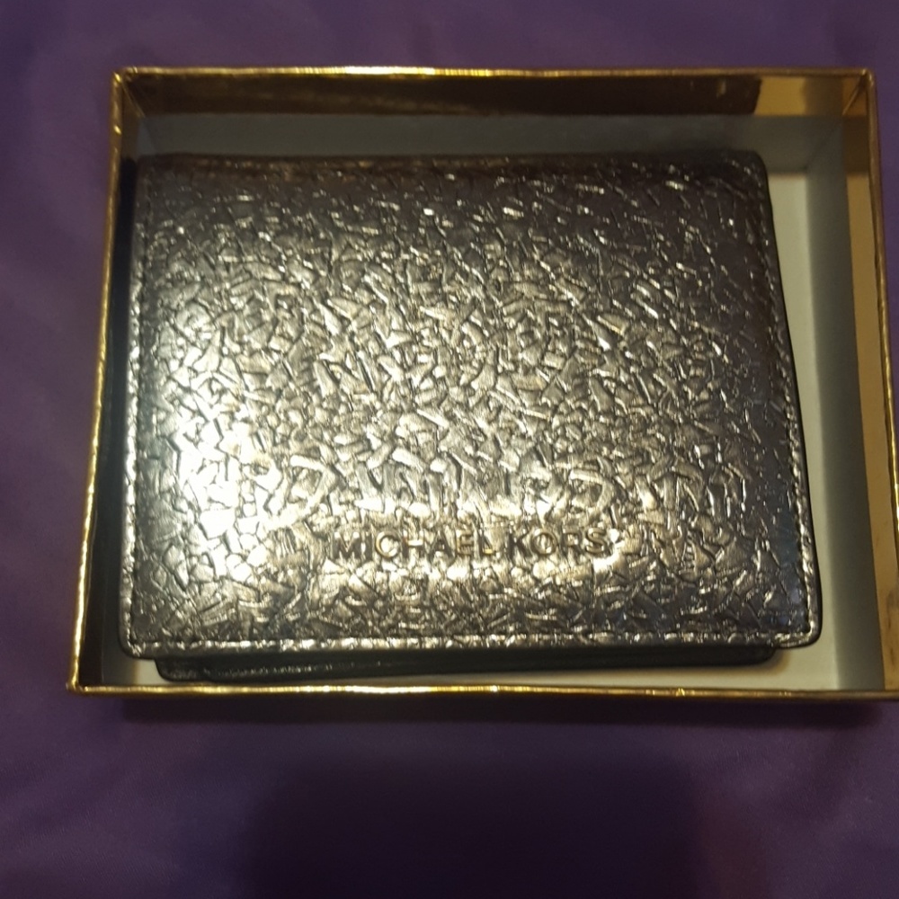 Michael kors wallet😍